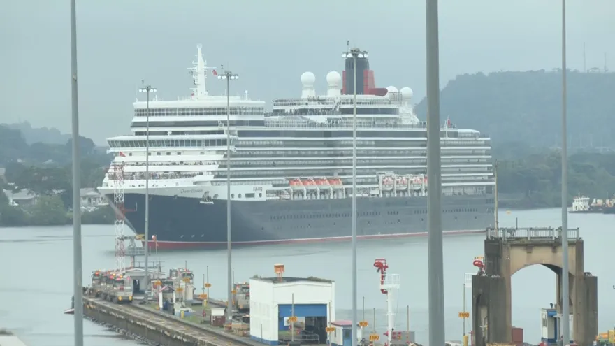 Crucero Queen Elizaneth realiza tránsito por el canal de Panamá