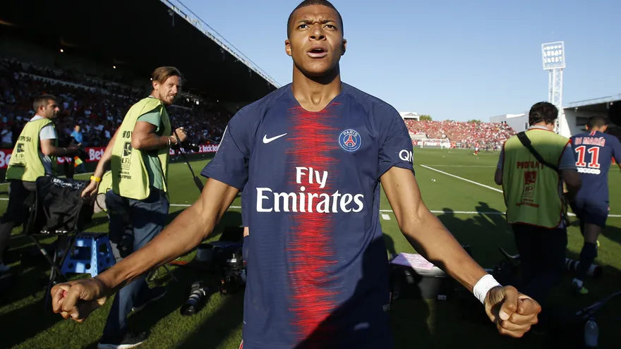 PSG reacciona a tiempo en Nimes, gol y roja para Mbappé