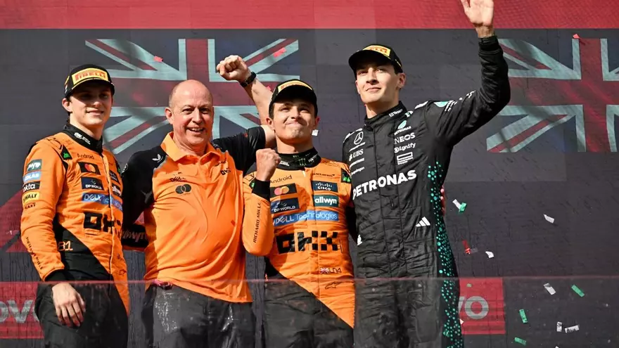 De izquierda a derecha: Lando Norris, Mark Ingham -jefe de diseño de Mclaren- , Oscar Piastri y George Russell