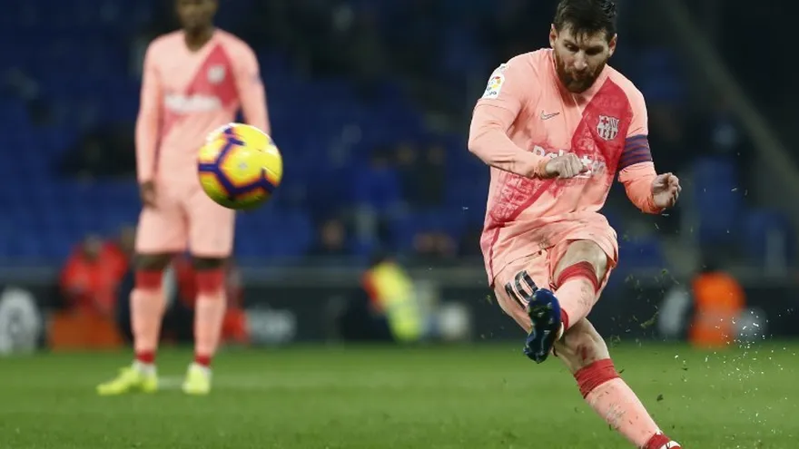 Messi destroza al Espanyol en el derbi y afianza al Barça como líder