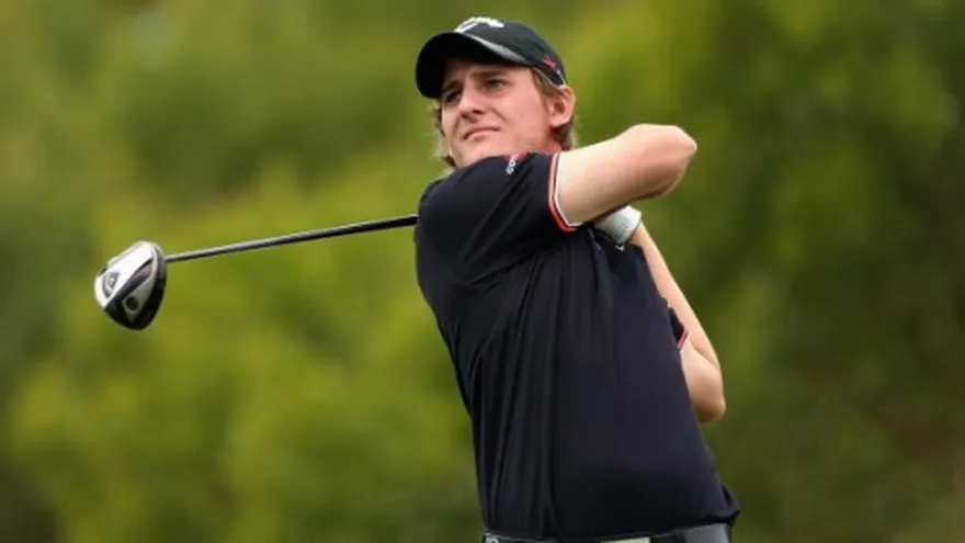 Argentino Grillo, a cinco golpes de los líderes