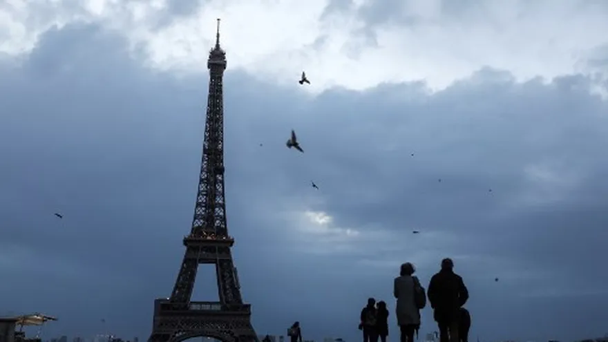 La Torre Eiffel tuvo que ser cerrada por los fuertes vientos