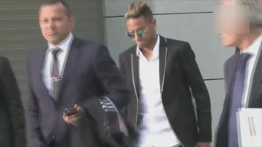 Neymar declaró que solo se limitó a firma documentos que le presentaba su padre