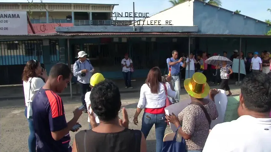 Padres del Colegio Ernesto T. Lefevre salen nuevamente a la calles