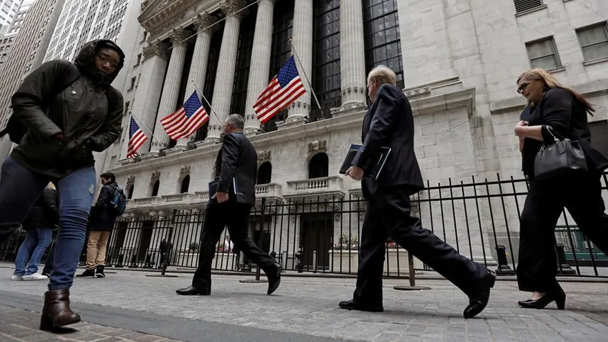 El promedio de solicitudes en cuatro semanas, una medida que compensa las variaciones semanales, subió a 868.000, frente a las 851.700 de la semana anterior.