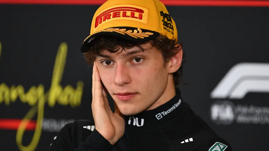 El piloto italiano de Mercedes, Kimi Antonelli, ganador de la carrera.