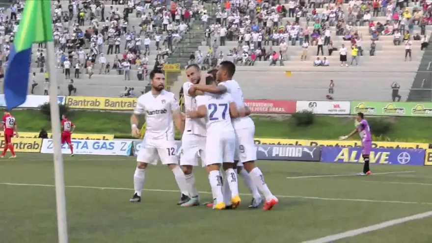 Rolando Blackburn le anota al Coatepeque, este fue su gol 12 en Guatemala