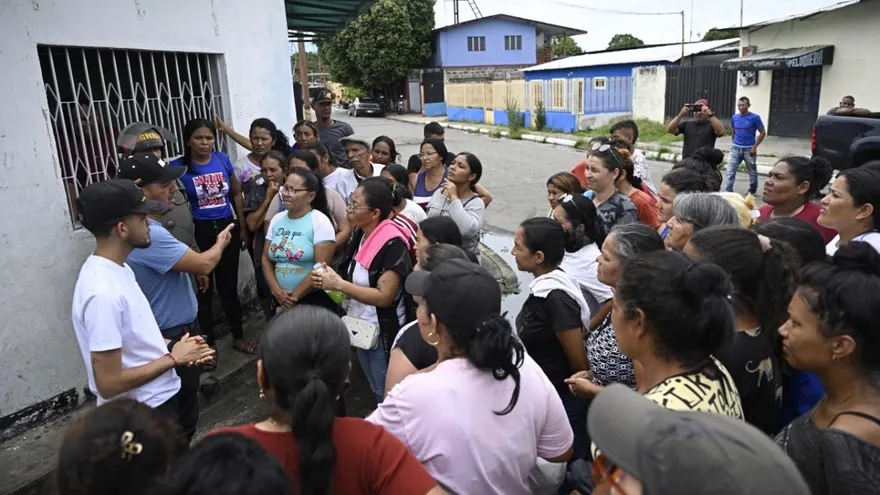 Entre la zozobra, familiares piden respuestas por reclusos que tomaron cárcel en Venezuela