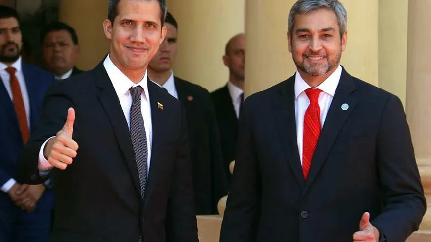 El presidente paraguayo, Mario Abdo Benítez (d), recibe al líder del Parlamento venezolano, Juan Guaidó (i), este viernes, en el Palacio de Gobierno, en Asunción (Paraguay).