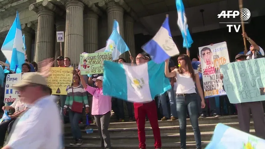 Guatemaltecos piden renuncia de su presidente