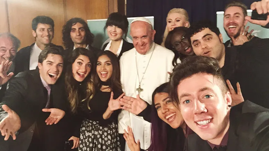 Los jóvenes que provienen de varios continentes se hicieron un selfie con el Papa Francisco.