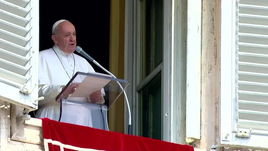 Papa Francisco auxiliado por bomberos tras quedar bloqueado en ascensor