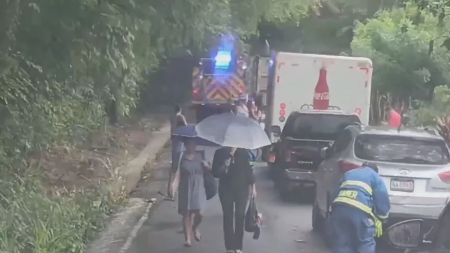 Crecida de una quebrada sorprende a bus en Coclé: 20 pasajeros fueron rescatados
