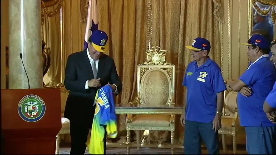 Entregan reconocimiento a campeones del béisbol juvenil