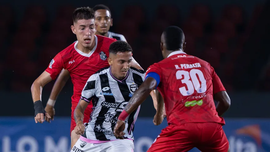 Tauro Fc y San Francisco FC en acción