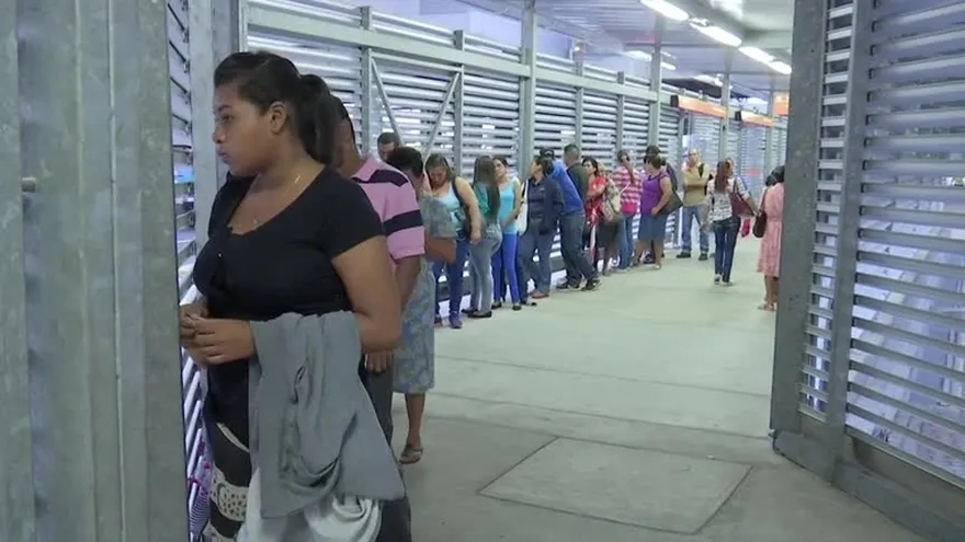 Molestias entre usuarios por poca frecuencia del Metrobús en Los Andes