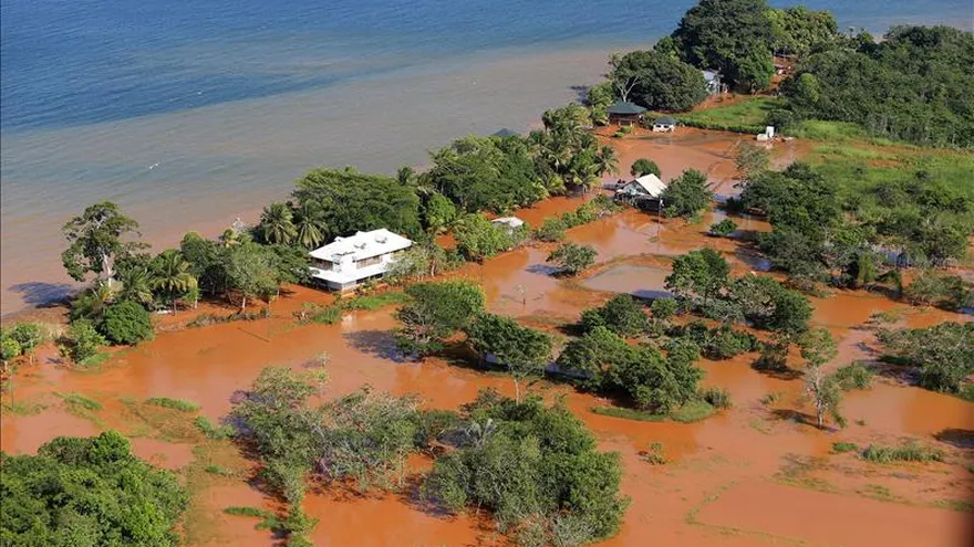 El desbordamiento de un río ha dejado de forma preliminar 1.000 personas afectadas y 58 viviendas con daños moderados en comunidades del caribe de Guatemala, informaron hoy las autoridades.