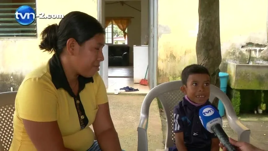 Piden apoyo para niño que es víctima de enfermedad en el esófago