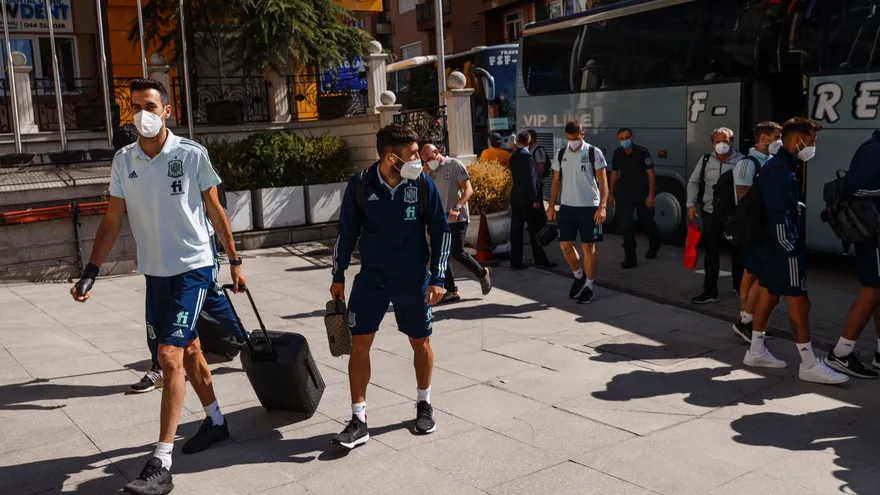 La selección española durante su llegada a Kosovo.