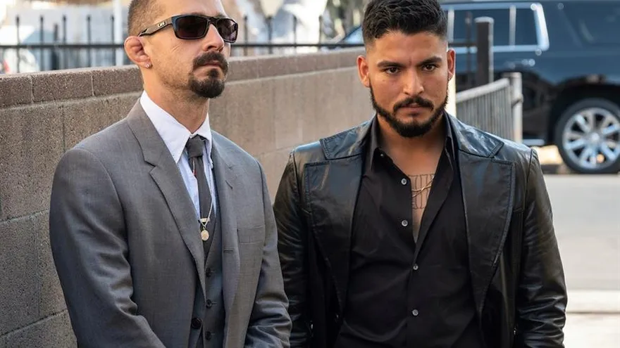 Fotografía sin fecha cedida por RLJ Entertainment que muestra a los actores Bobby Soto (d) y Shia LaBeouf (i).