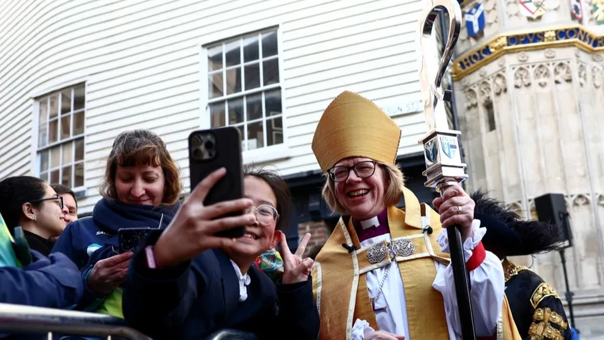 Sarah Mullally, primera mujer líder espiritual de la Iglesia anglicana