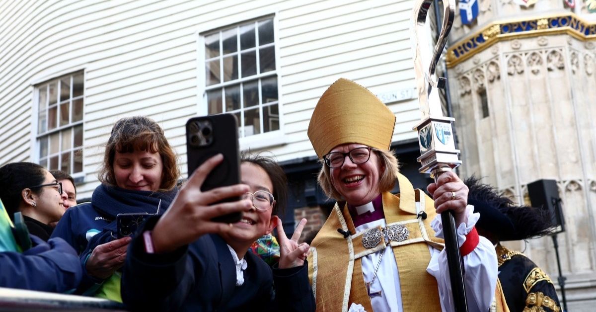 Sarah Mullally se convierte en primera mujer al mando de la Iglesia anglicana