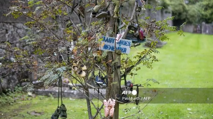 Representación de los niños enterrados en las fosas sépticas en Irlanda