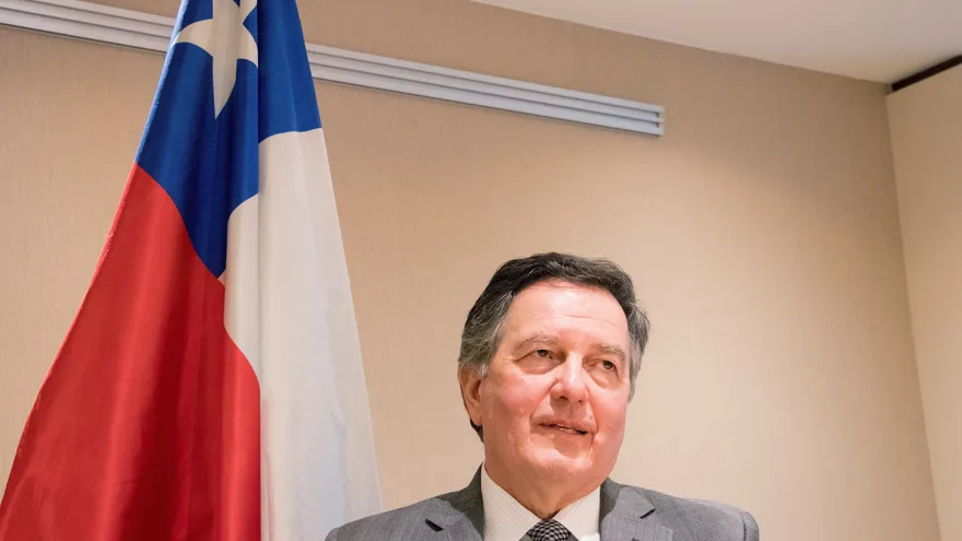 El canciller de Chile, Roberto Ampuero, durante la entrevista que ha concedido a Efe en La Haya este jueves