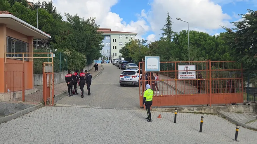 Esta fotografía, distribuida el 6 de octubre de 2026 muestra a agentes de la policía turca en la entrada de una escuela secundaria en Basaksehir, Estambul, tras el ataque con cuchillo perpetrado por una adolescente que hirió a ocho chicas.