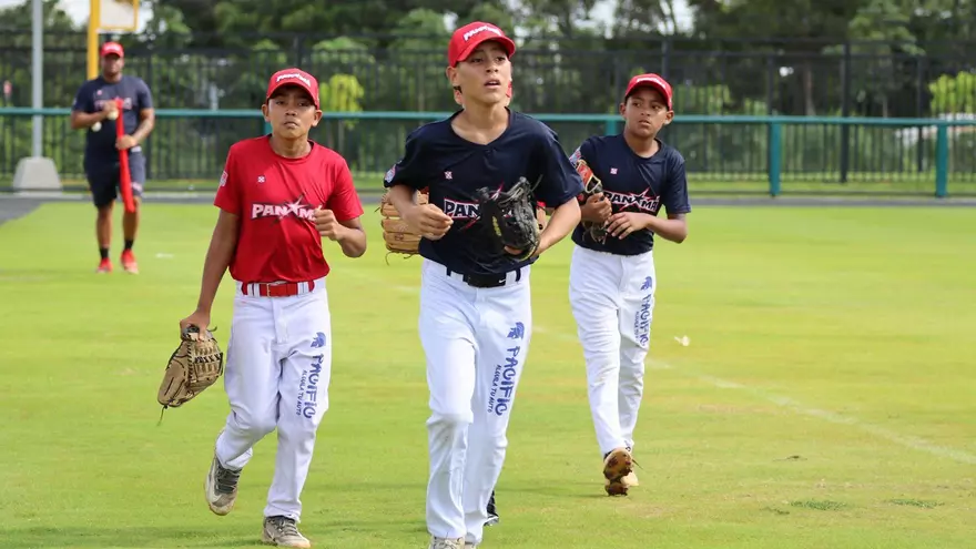 Peloteros del equipo u12 de Panamá durante un entrenamiento en la Academia Mariano Rivera