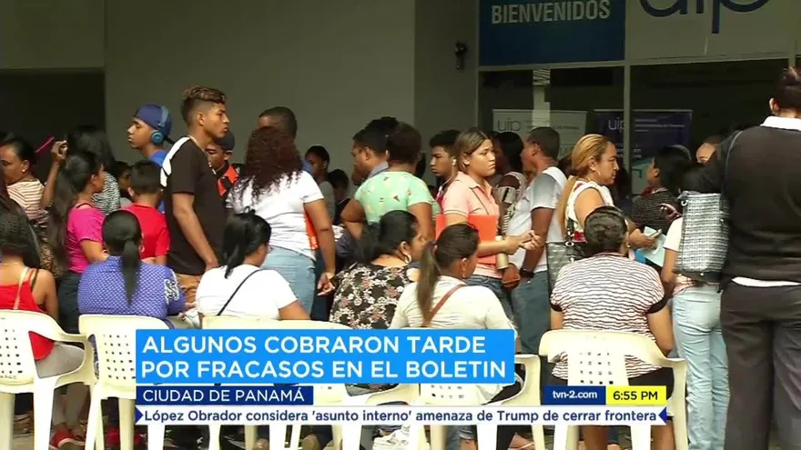 Padres de familia siguen haciendo filas para cobrar beca universal