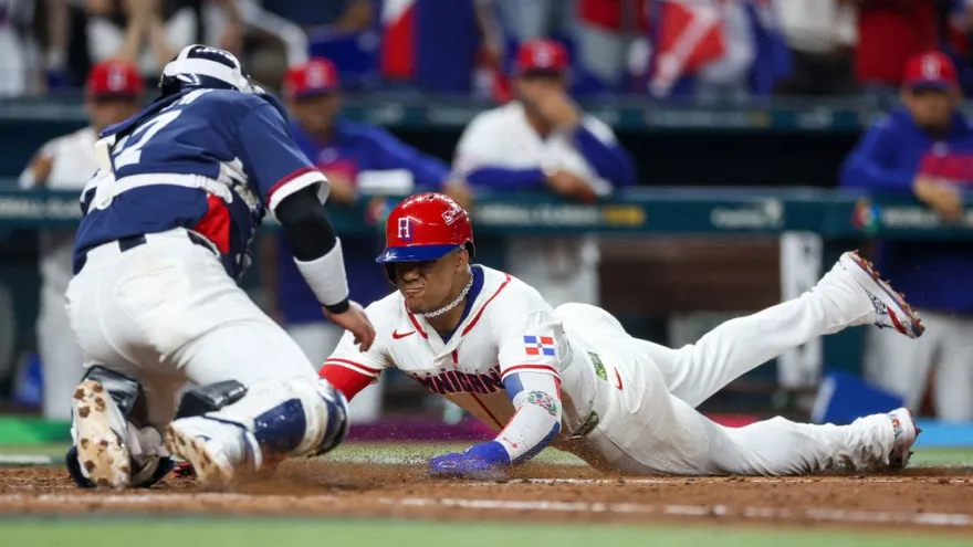 Juan Soto se desliza en el 'home plate'