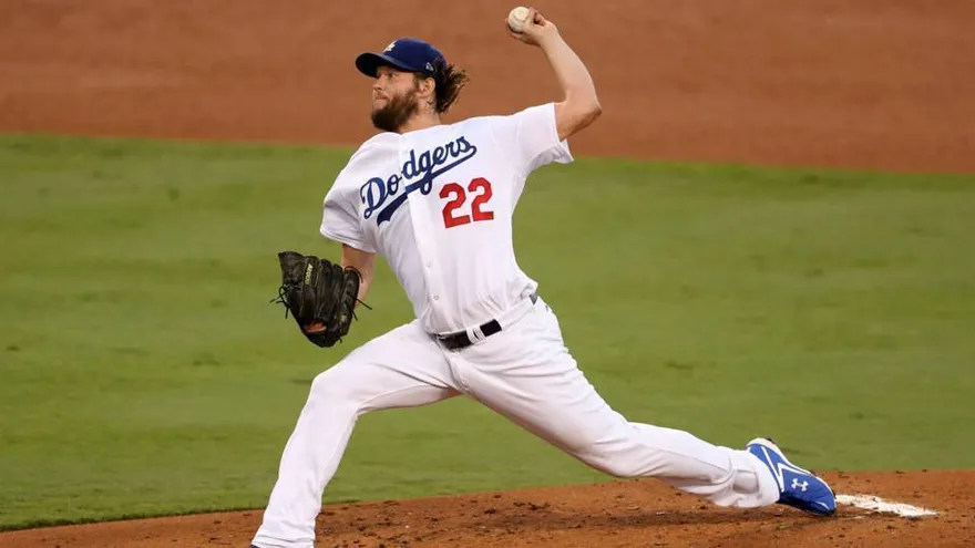 Kershaw lanza sólido y supera a los Bravos