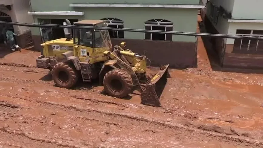 Continúa búsqueda de desaparecidos por deslaves en Brasil