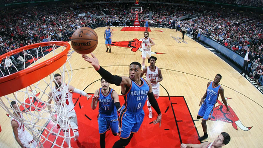Russell Westbrook avanza hacia la canasta en el partido contra los Bulls