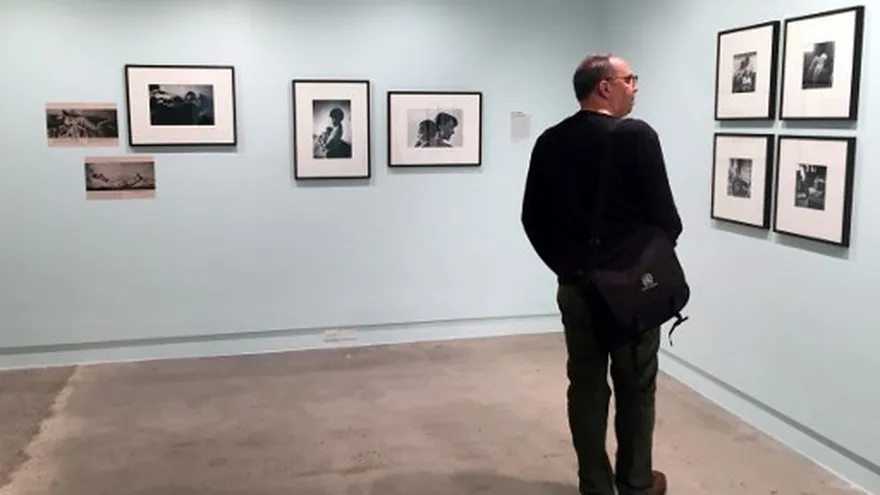 Asistente a la exposición en Nueva York