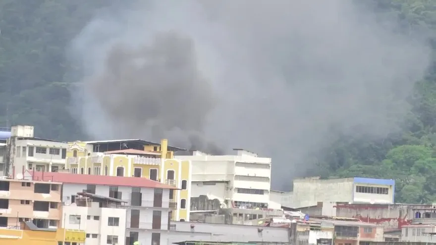 Bomberos investigan incendio en Santa Ana