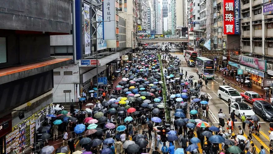 La lluvia y la prohibición policial no evitan una nueva marcha masiva en Hong Kong