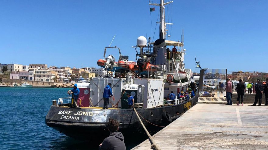 El barco "Mare Jonio" permanecía amarrado en el puerto de la isla de Lampedusa, este viernes en Italia