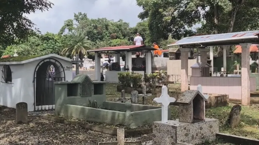 Minsa pide evitar envases que acumulen agua en cementerios de Chiriquí para frenar proliferación del mosquito Aedes aegypti.