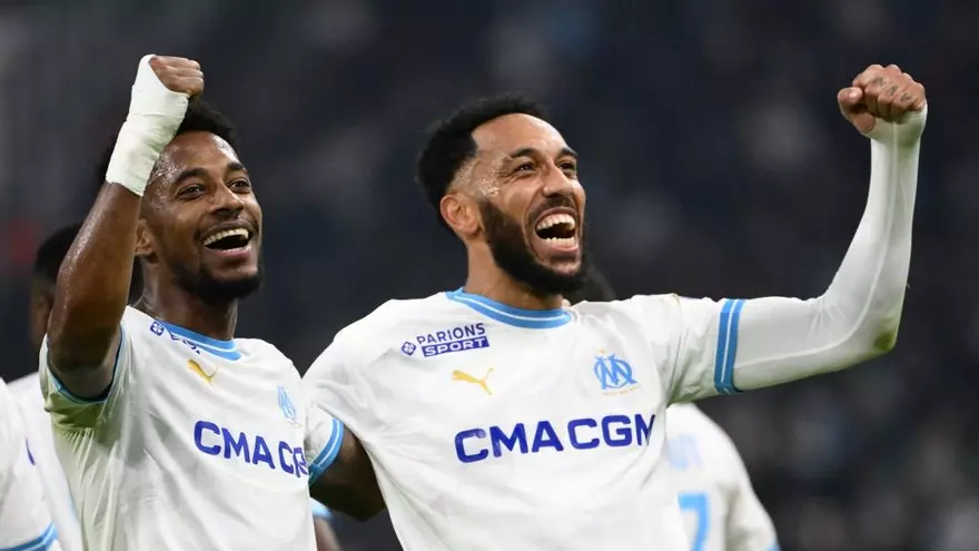 Pierre-Emerick Aubameyang (d) junto al panameño Michael Amir Murillo (i)