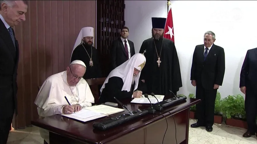 Papa y patriarca ruso llaman a unidad y protección de cristiano