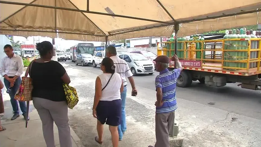 Usuarios reclaman paradas