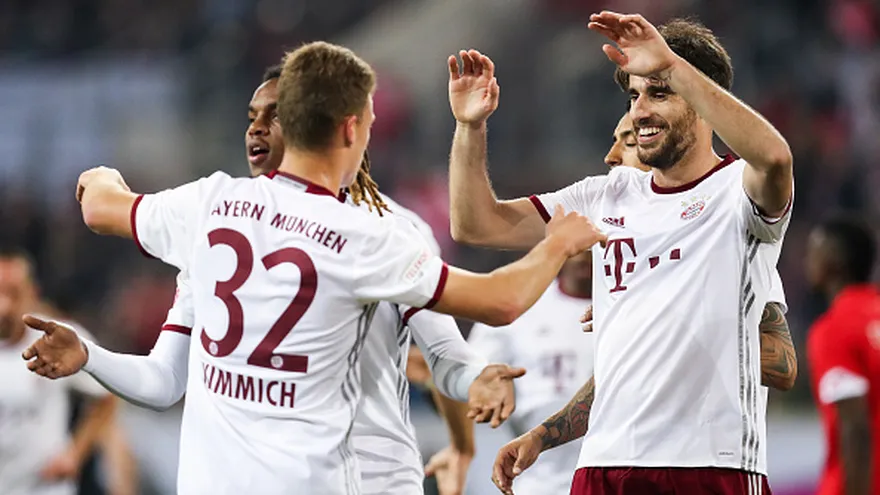 Jugadores del Bayern Múnich celebran la conquista del Telekom Cup