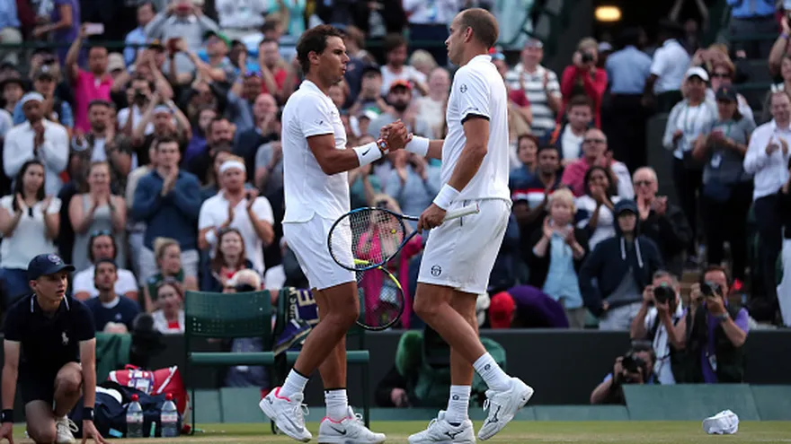 Rafael Nadal (i)  y Gilles Muller (d) se saludan