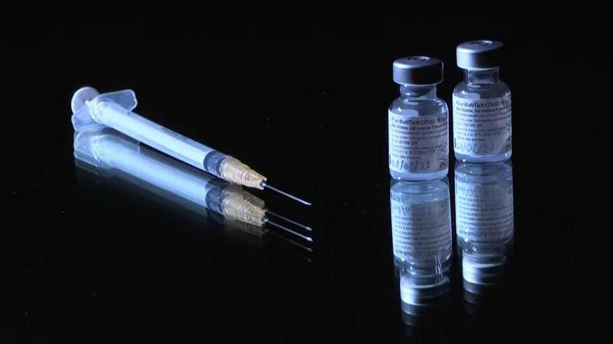 Europa aprueba vacuna Pfizer contra covid para niños, en medio de rebrotes