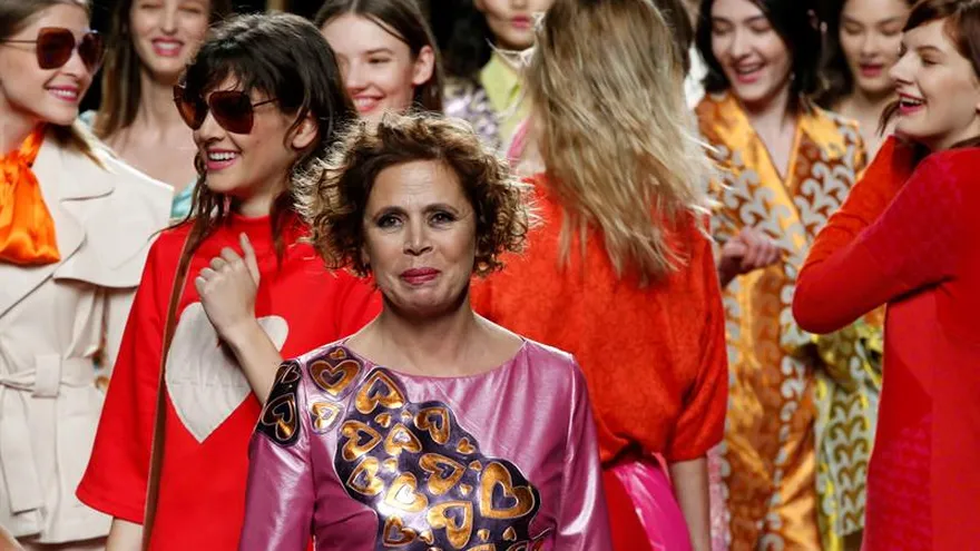 La diseñadora Agatha Ruiz de la Prada (c).