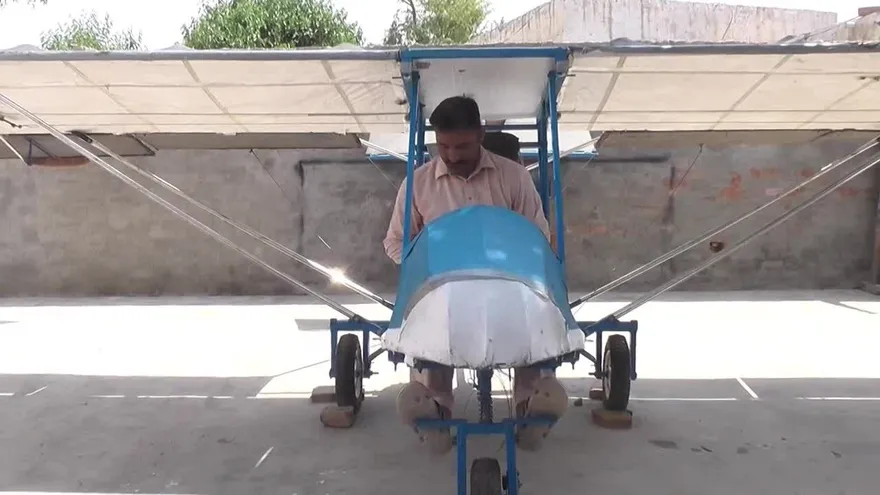 Con 600 dólares y una dosis de ingenio, paquistaní construye un avión casero