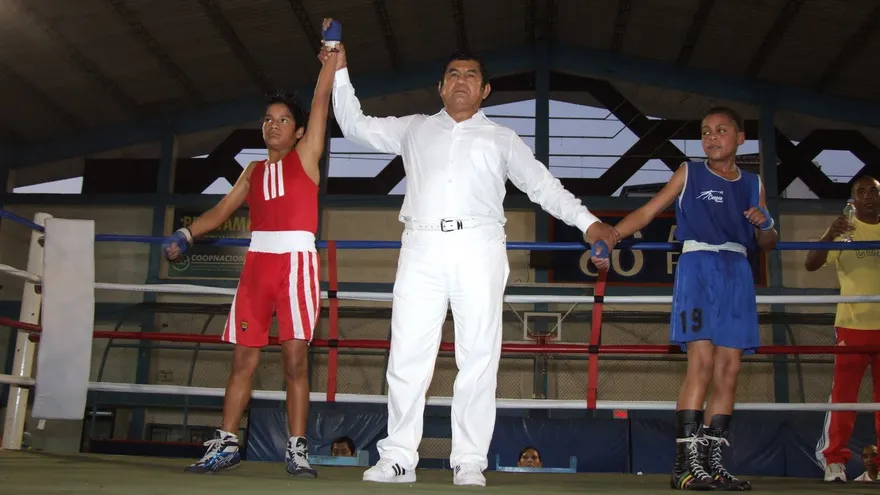 Gastón León (c) también se desempeñó como juez y árbitro