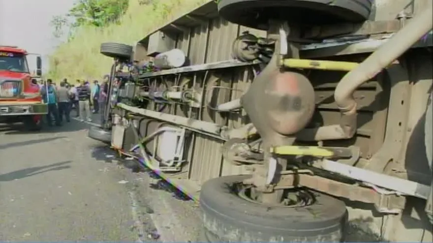 Sancionarán a conductores por accidente en Colón que dejó 45 heridos